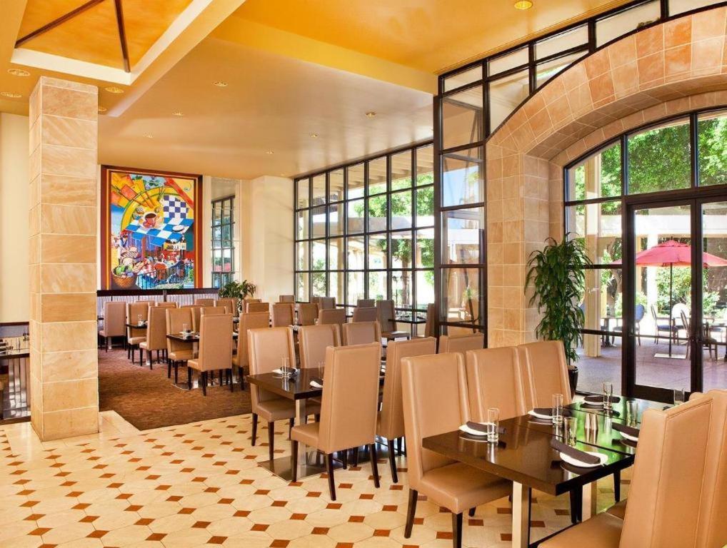 Sheraton Crescent Hotel Феникс Экстерьер фото